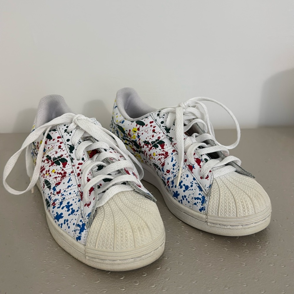 Adidas sneakers 5 1/2 men/7 women’s